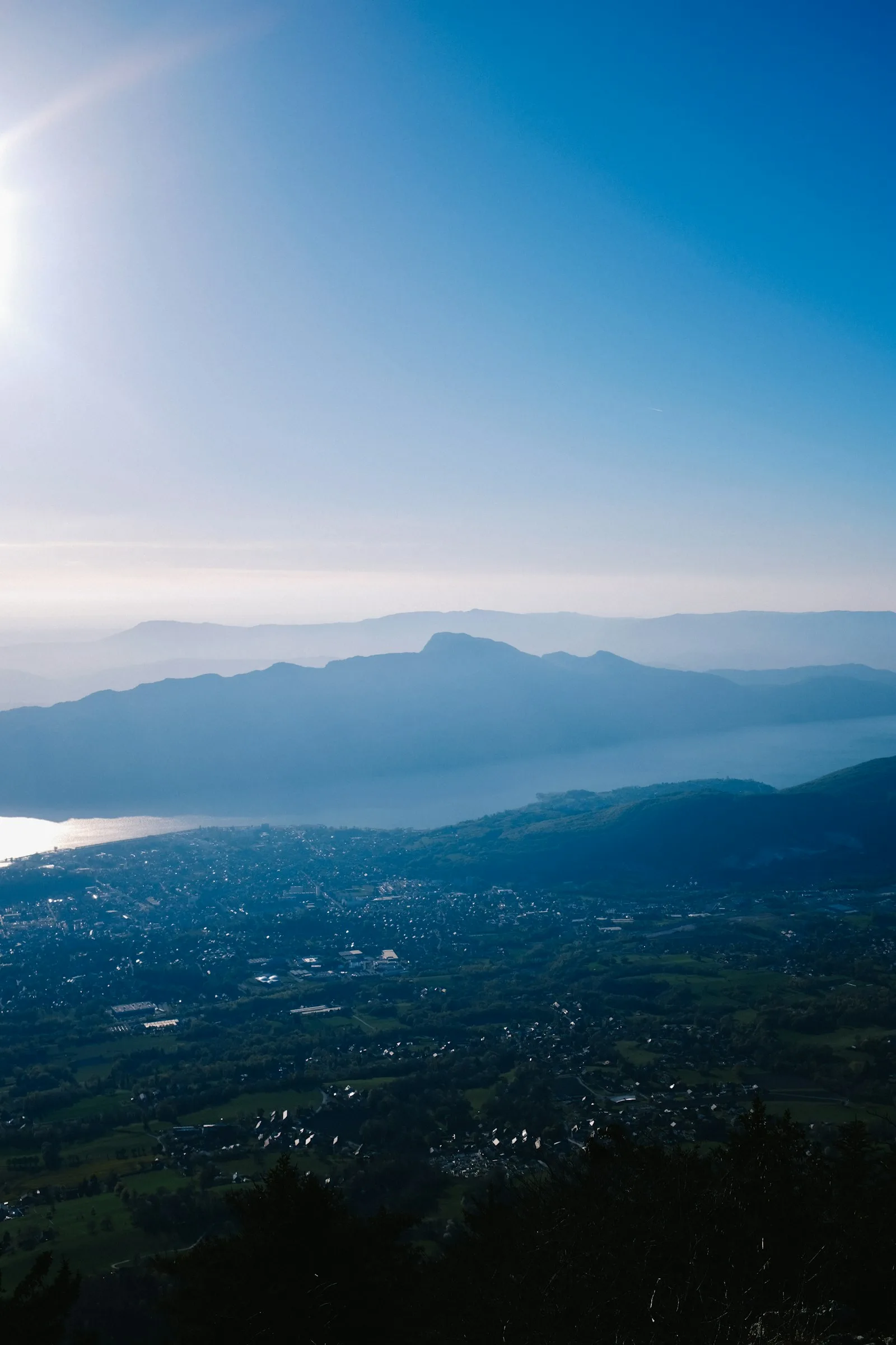 Vue sur les montagnes et le lac autour de Chambéry, Savoie