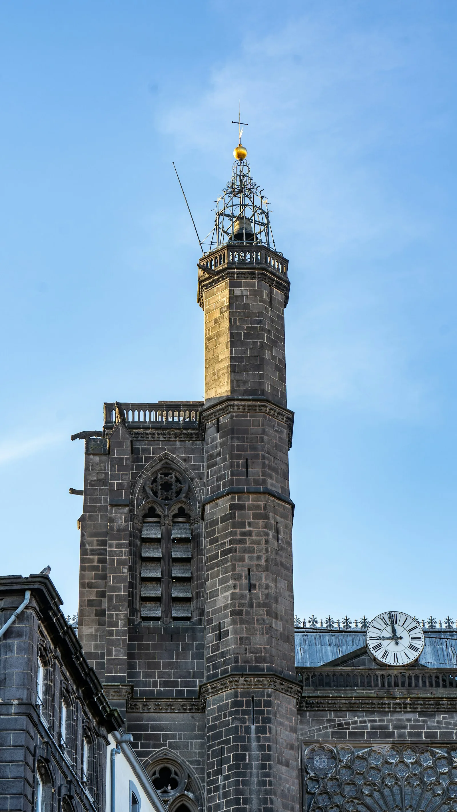 Cathédrale de Clermont-Ferrand en pierre volcanique noire