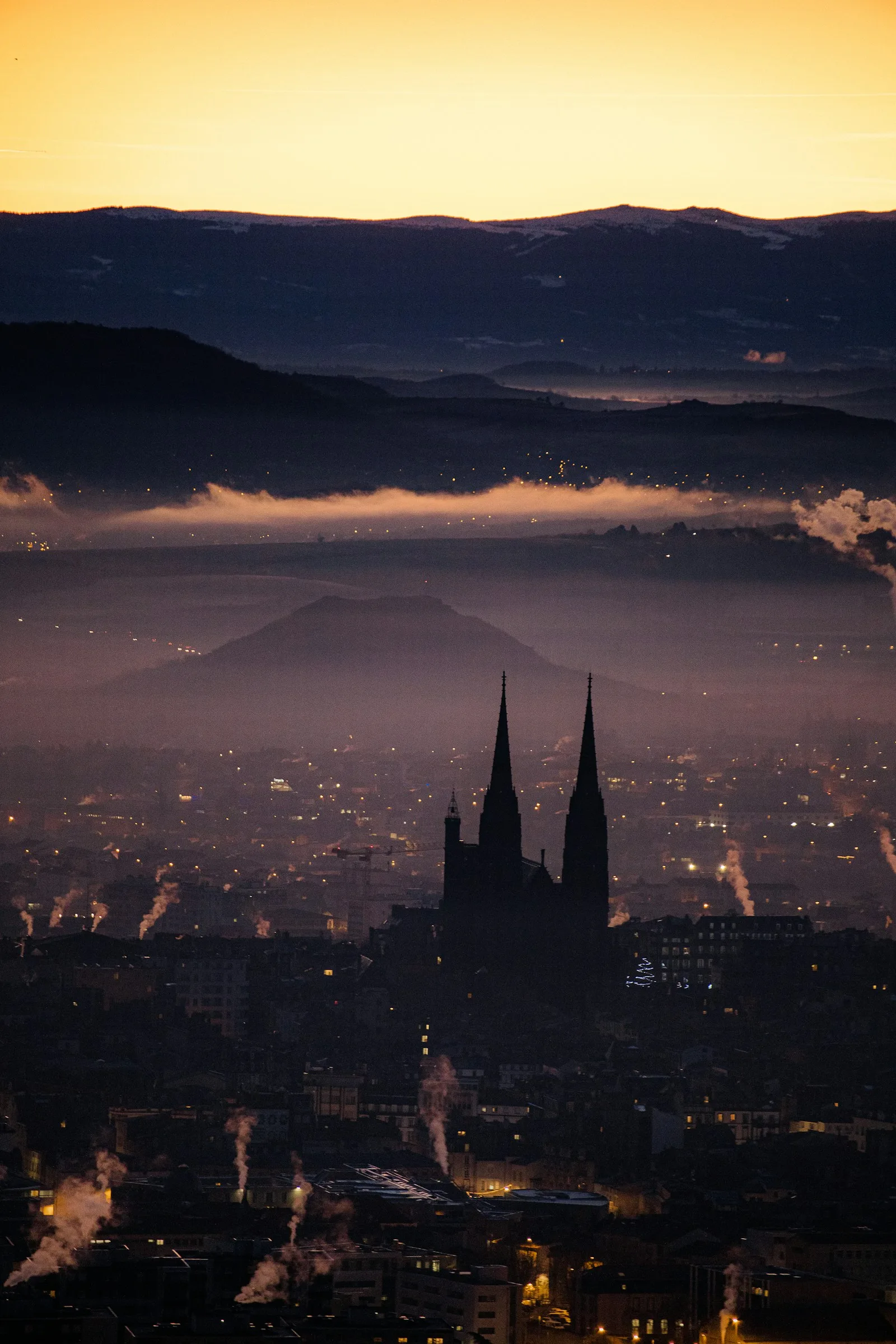 Cathédrale de Clermont-Ferrand au crépuscule, volcans d'Auvergne en arrière-plan