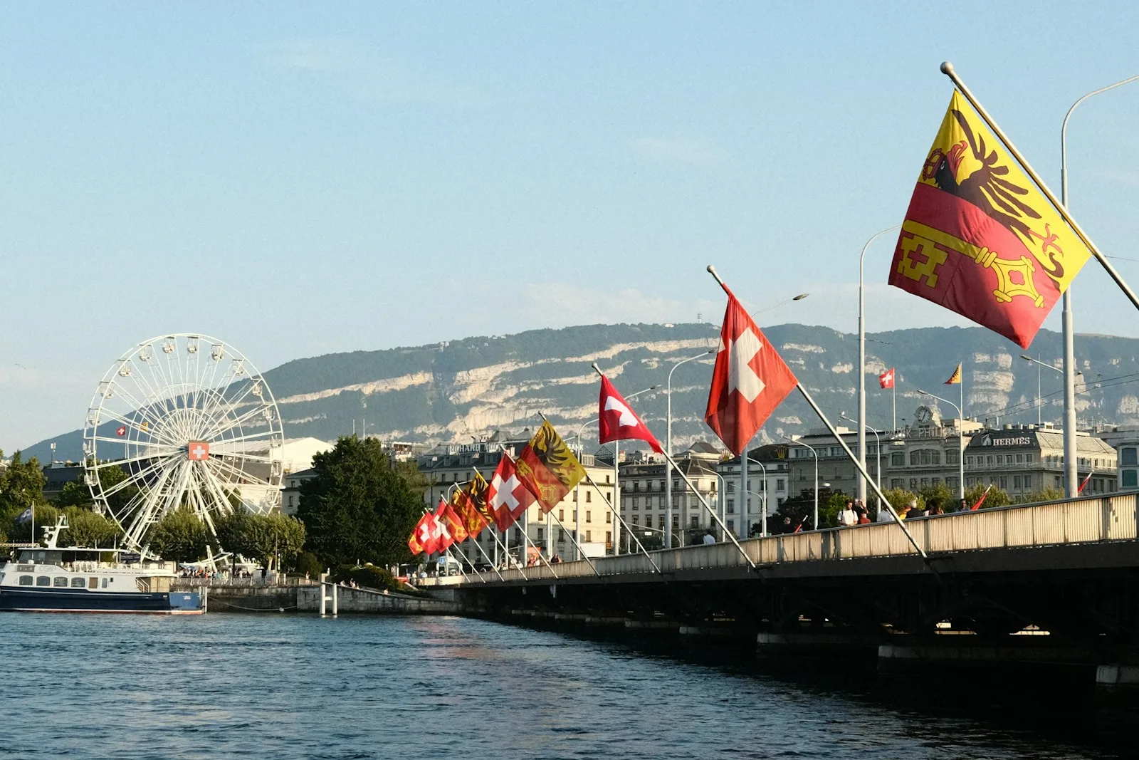 Quais de Genève, pont du Mont-Blanc et drapeaux suisses