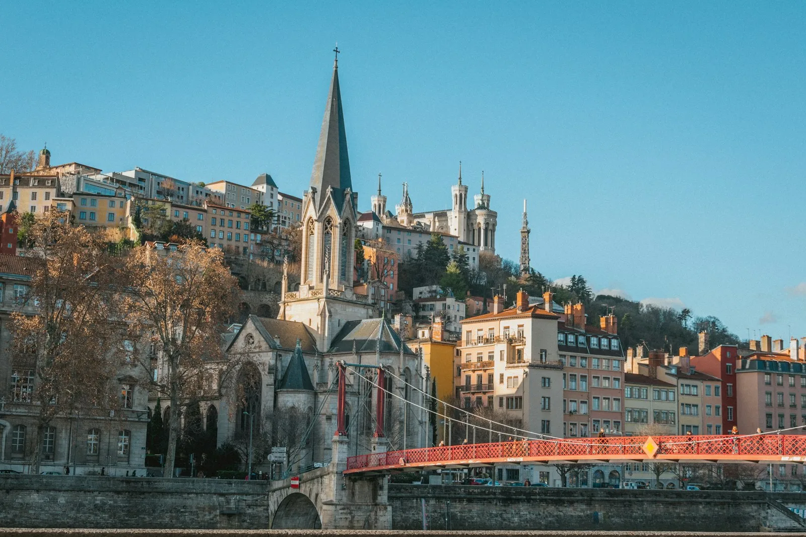 Basilique de Fourvière et pont sur la Saône à Lyon