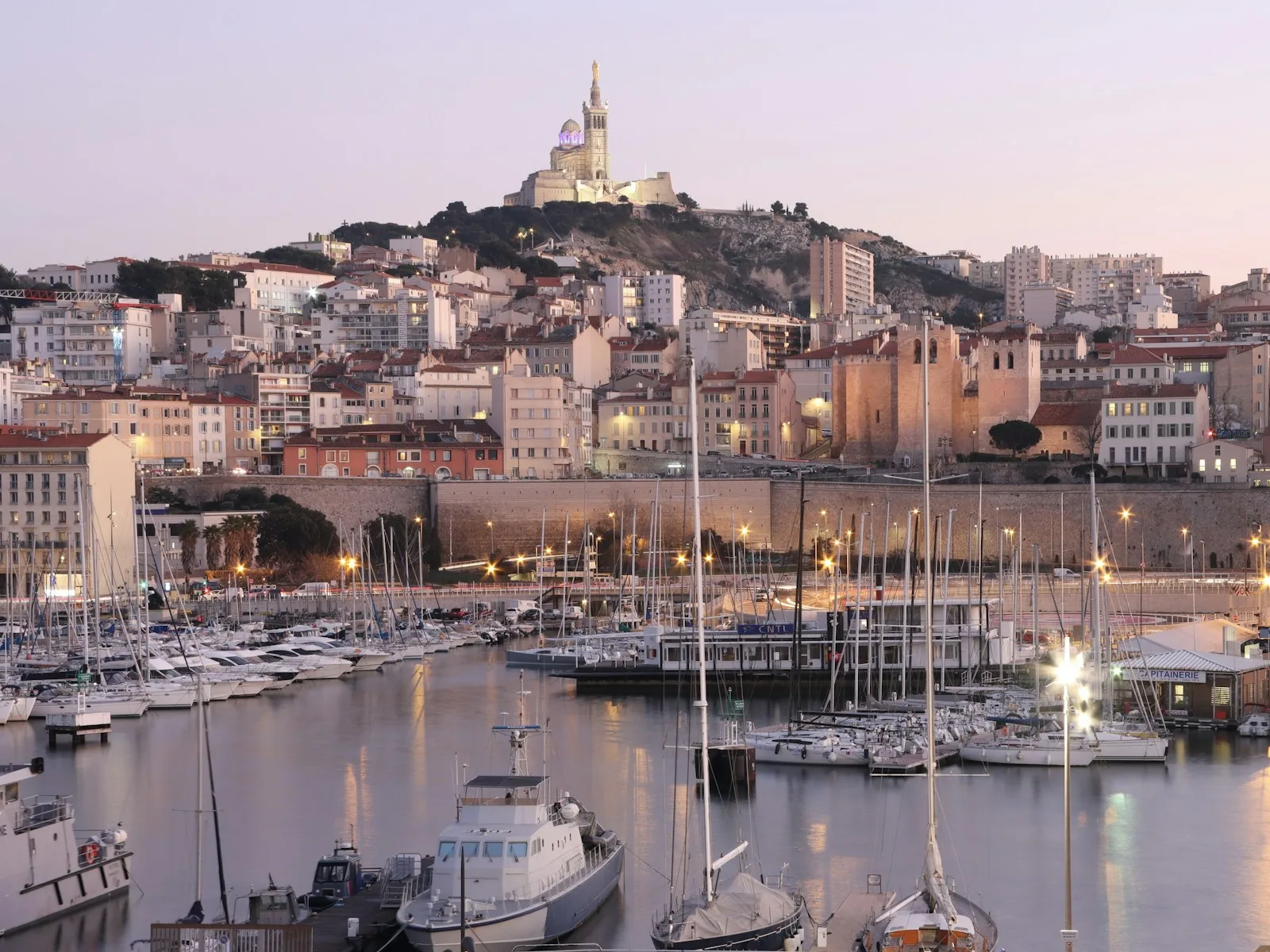 Vieux-Port de Marseille avec la basilique Notre-Dame de la Garde