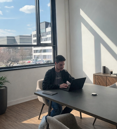 Maxens Soldan, fondateur et CEO de MSD Media, au bureau