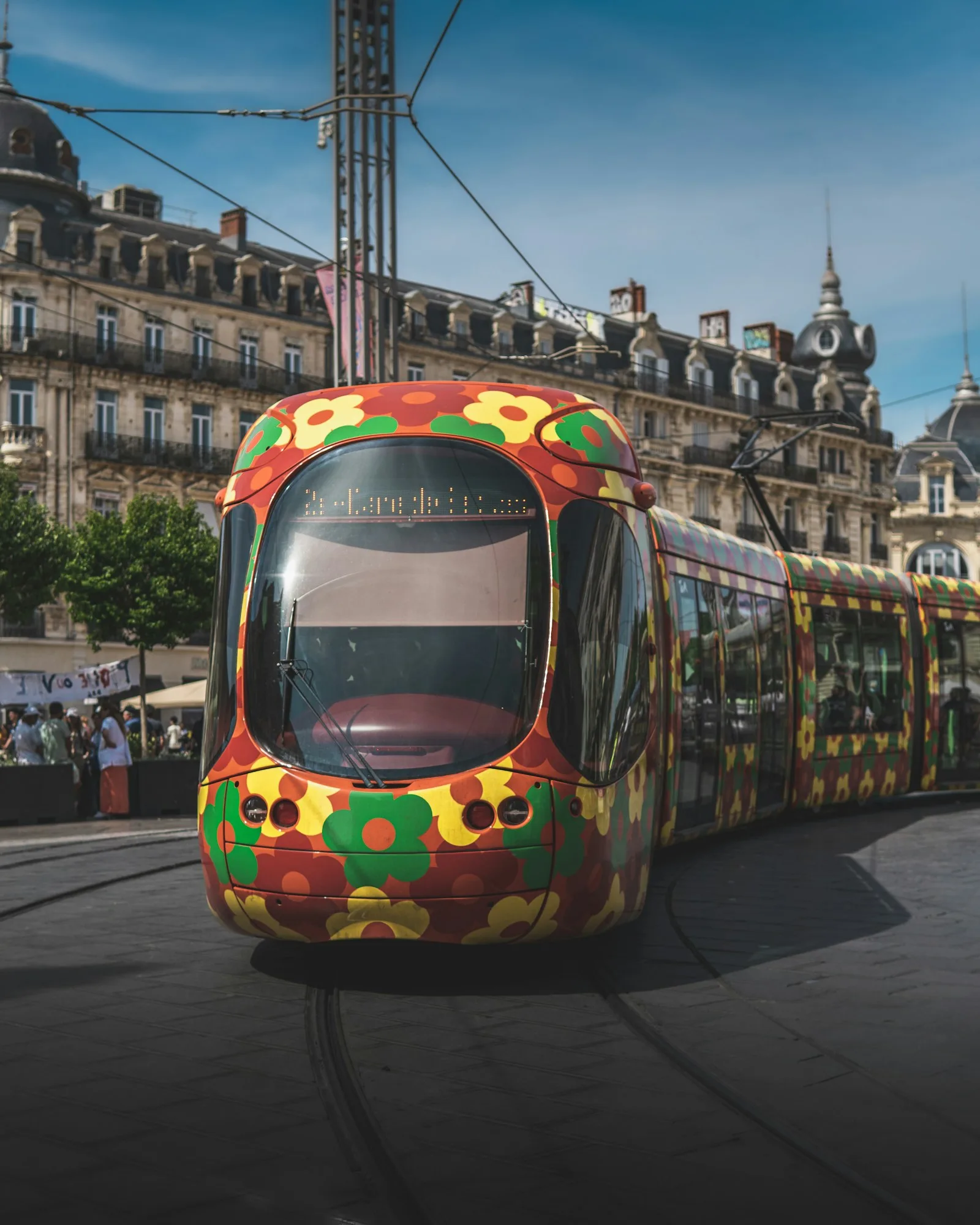 Tramway fleuri emblématique de Montpellier