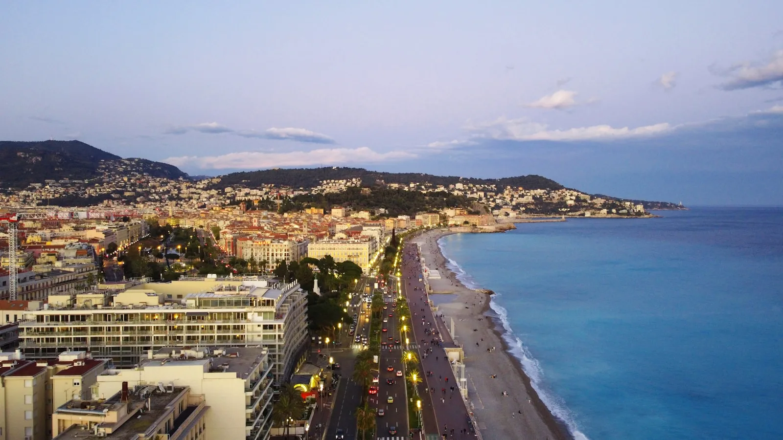 Vue aérienne de la baie de Nice et de la Promenade des Anglais