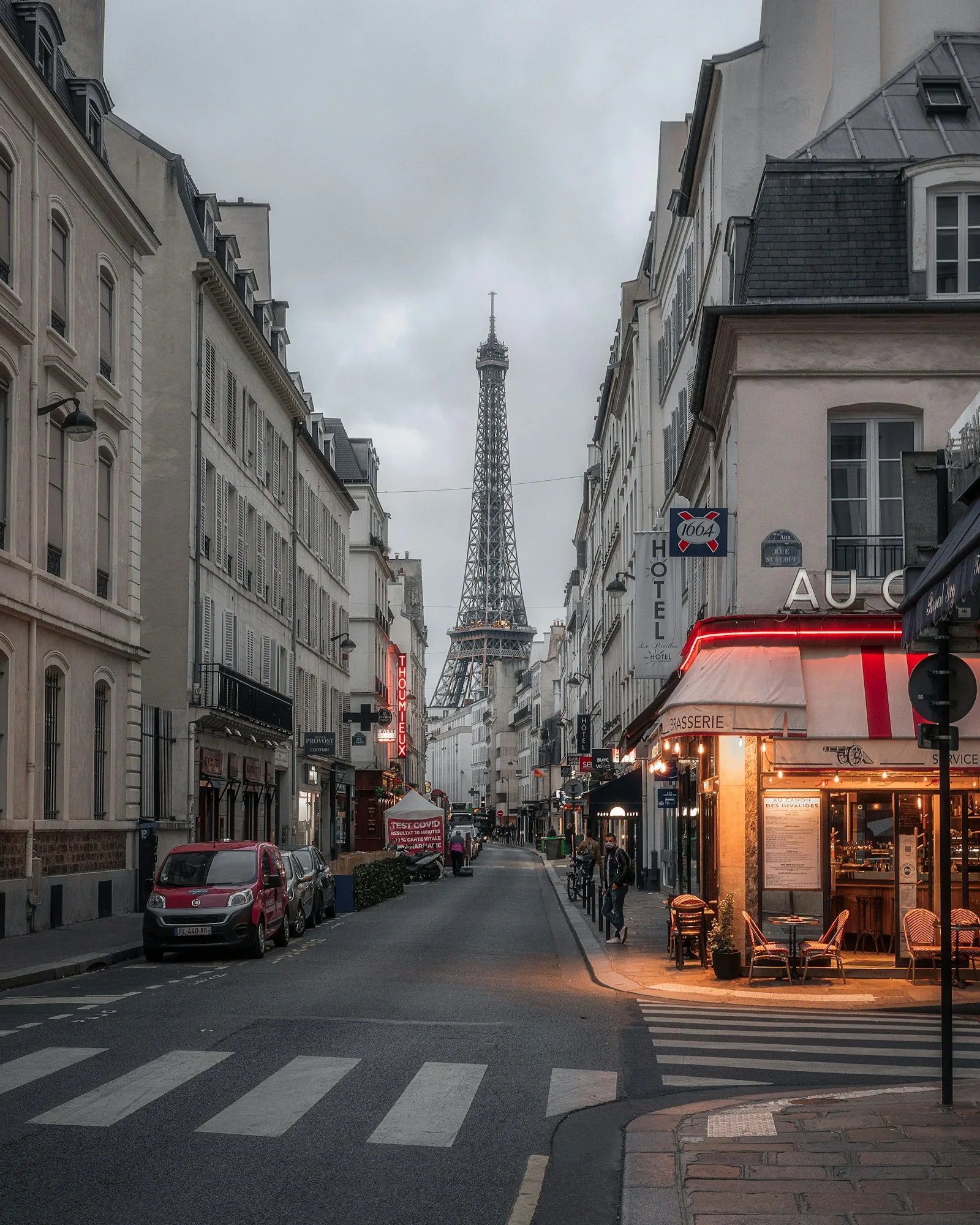 Rue parisienne avec vue sur la Tour Eiffel