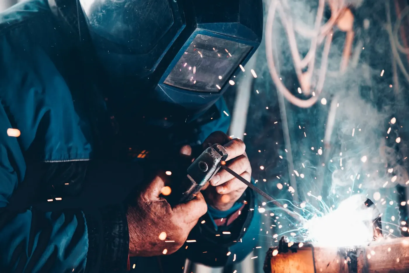 Artisan au travail sur un chantier