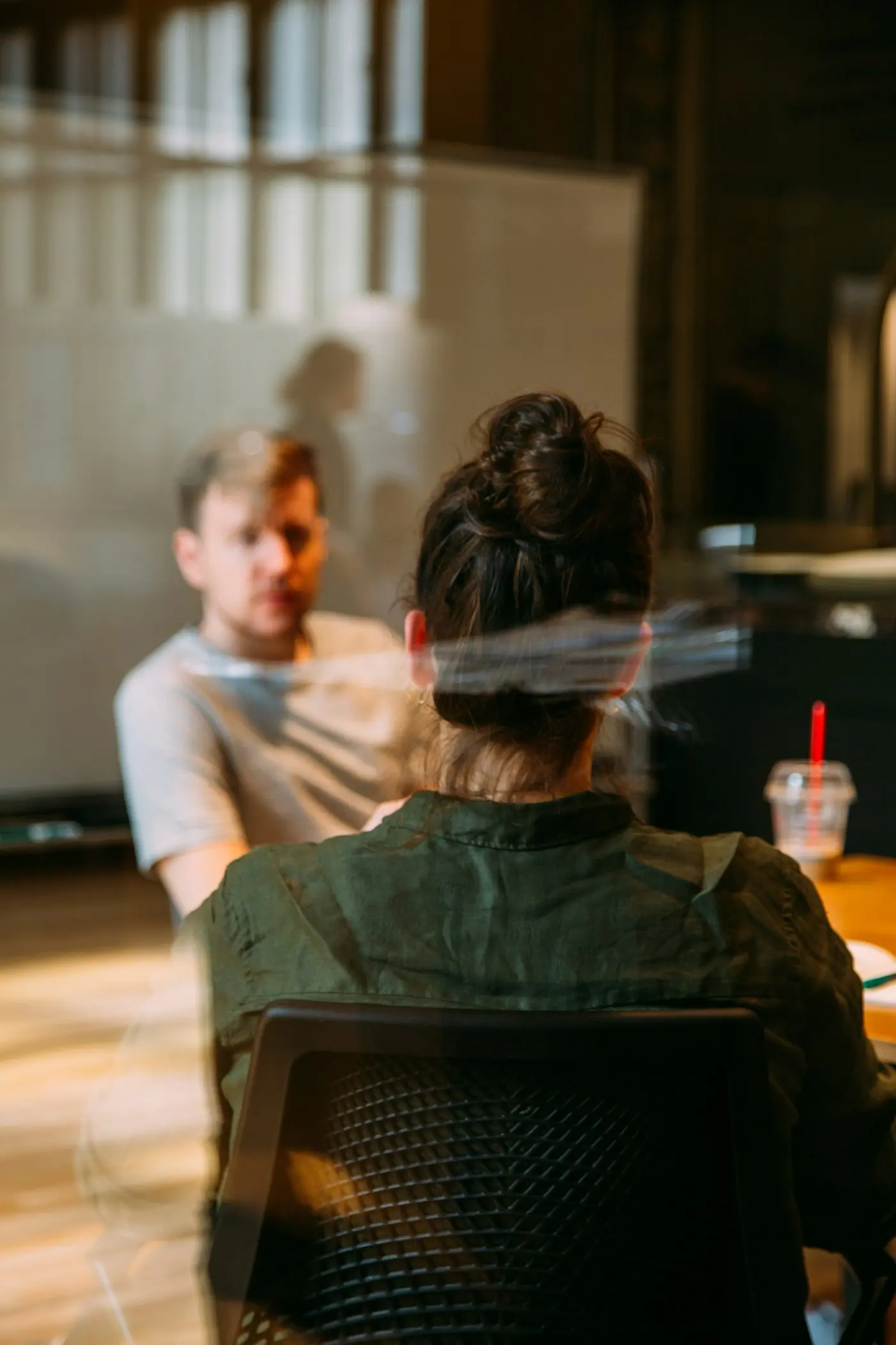 Consultante en session de travail avec un client