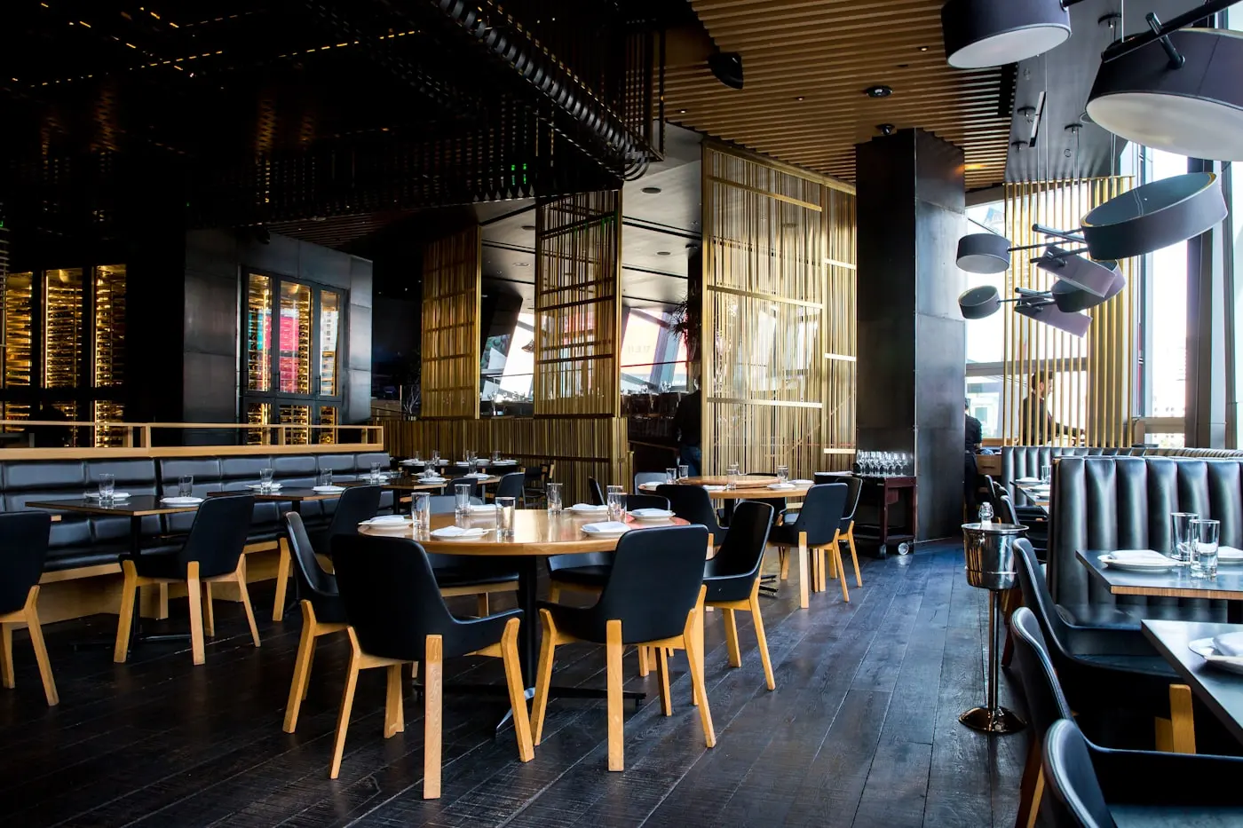 Intérieur chaleureux d'un restaurant avec tables dressées