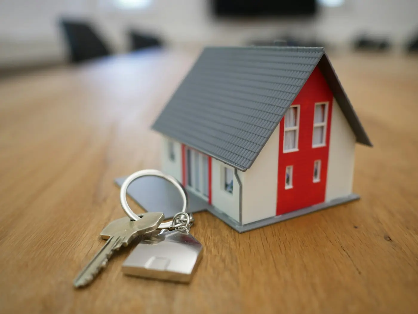 Agent immobilier présentant un bien à des clients