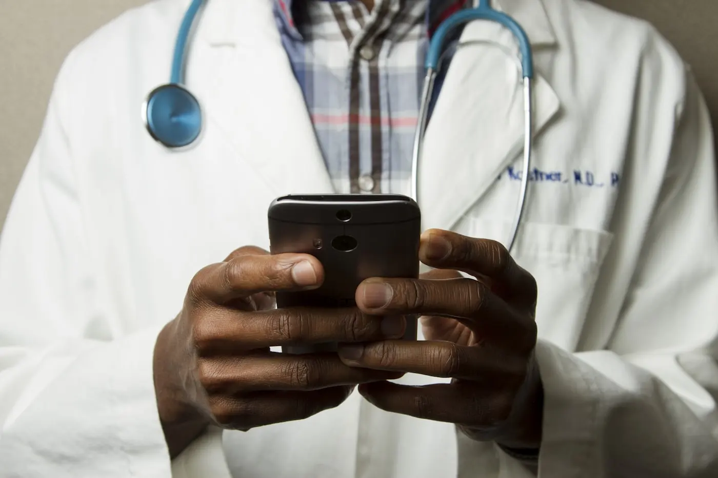 Médecin consultant avec un patient en cabinet