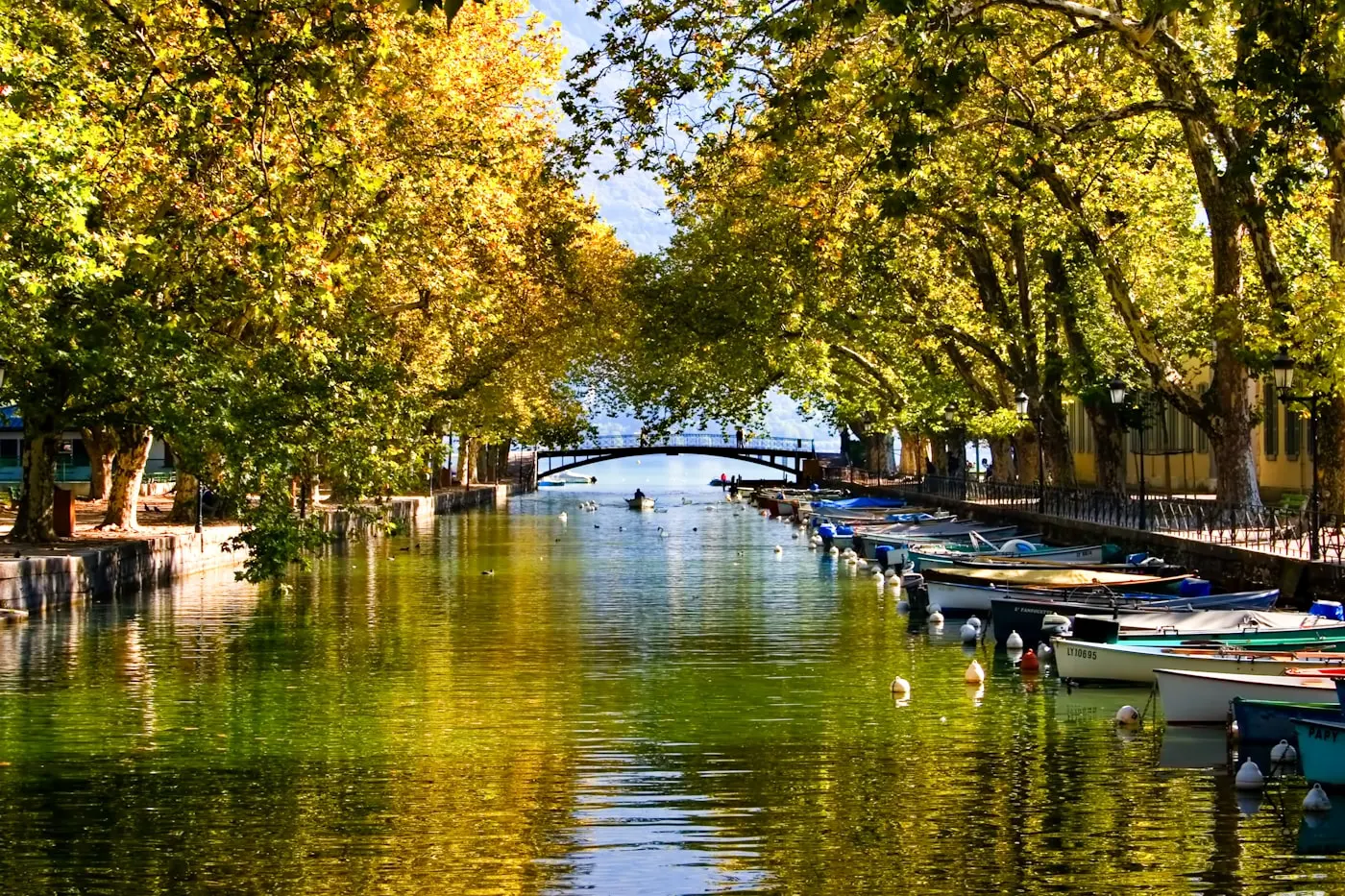 Bateau sur le lac d'Annecy