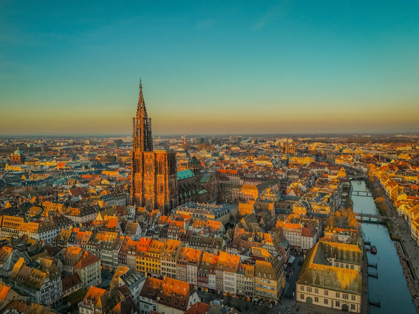 Vue aérienne de la cathédrale de Strasbourg au coucher du soleil