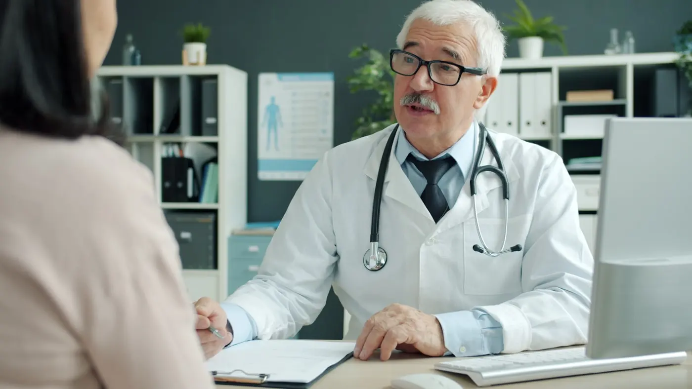 Consultation préalable entre un chirurgien et une patiente