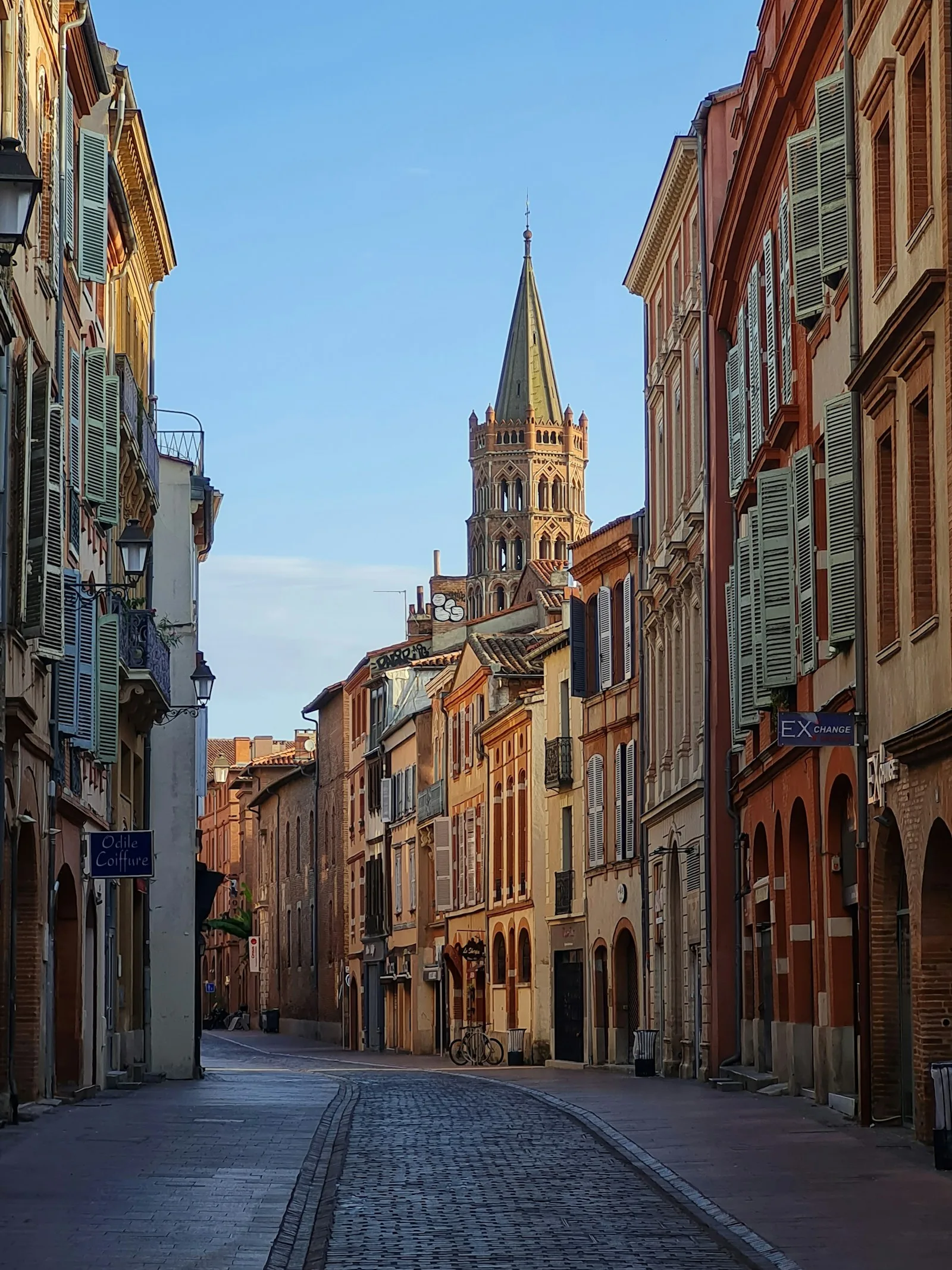 Rue de la ville rose avec le clocher des Jacobins, Toulouse